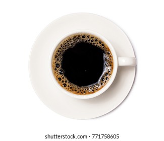 café negro en una vista superior de la taza de café aislado sobre fondo blanco. con trazado de recorte.