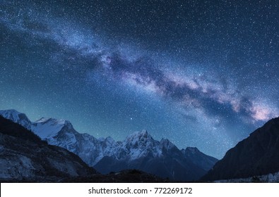 Vía Láctea y montañas. Increíble escena con montañas del Himalaya y cielo estrellado por la noche en Nepal. Rocas con pico nevado y cielo con estrellas. Hermoso Himalaya. Paisaje nocturno con vía láctea brillante