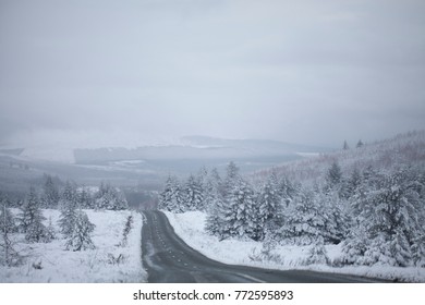 winterweg in de sneeuw in de schemering in de wicklow mountains Ireland