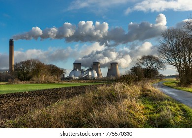 Drax, North Yorkshire, Wielka Brytania zimą. Smugi pary wodnej wydobywające się z chłodni kominowych elektrowni, Biomass Plant, Drax, Selby, North Yorkshire. Poziomo. Miejsce na kopię.