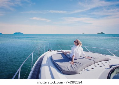 mooie vrouw die geniet van luxe jachtcruise, zeereizen per luxe boot