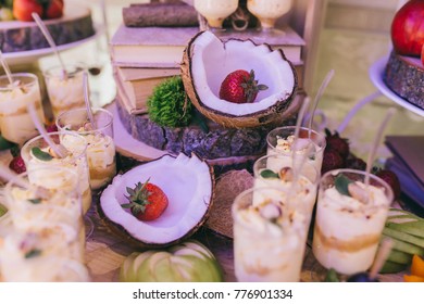 Un délicieux buffet de mariage proposant une variété de desserts et de fruits.