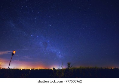 Campo de arroz em Sungai Besar, Selangor durante a noite