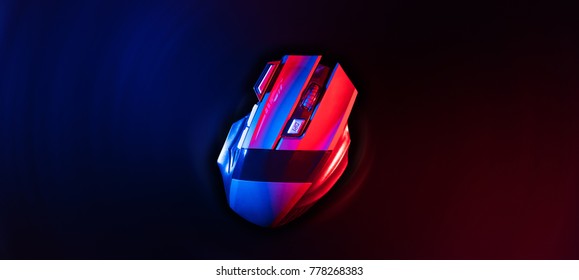 ラジアル ブラー赤と青の背景を持つプロフェッショナル ワイヤレス ゲーム マウスの平面図。ハイコントラスト