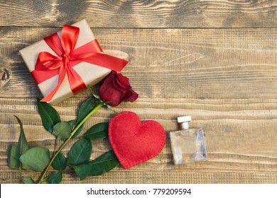 Nền ngày Valentine với món quà tình yêu, hoa hồng đỏ, nước hoa và hình trái tim. Nhìn từ trên cao. Sao chép không gian. nằm phẳng. Ngày của mẹ.