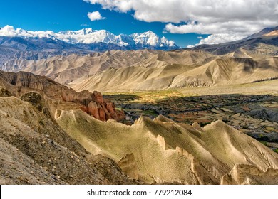 ネパール - アッパー ムスタング - ダクマールからロ ゲカールに向かう途中のヒマラヤ山脈の景色
