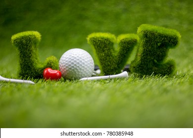 Au golfeur amoureux le jour de la Saint-Valentin avec une balle de golf et un tee et une lettre d'amour sur l'herbe verte. La Saint-Valentin, également appelée la Saint-Valentin ou la fête de la Saint-Valentin.