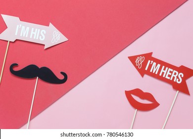 バレンタインデーの背景コンセプトのテーブルトップビュー航空画像.DIYフォトブースは、ホームスタジオでモダンなパステルレッドとピンクの壁紙にペーパークラフトを小道具.ホリデーシーズンのカップルの愛のためのアイデア.