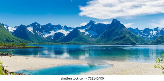 フィヨルドのパノラマ/ノルウェー、ロフォーテン諸島の雪と湖と山