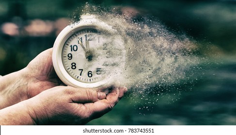 古い手のレトロな目覚まし時計またはヴィンテージの目覚まし時計。時間が不足しているコンセプトは、小さな粒子に溶けていく時計を示しています