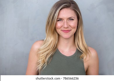 Entzückende aufrichtige natürliche glückliche alleinstehende blonde Frau mit perfekter Haut und positiver Einstellung