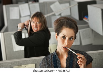 女性会社員が同僚に日本刀で刺すと脅されながら考える