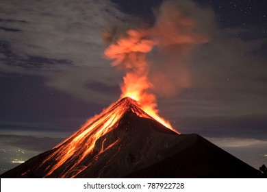 噴火直後、グアテマラのアンティグアにあるフエゴ火山を下る溶岩。
