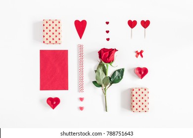 Día de San Valentín. Flor de rosa, regalos, velas, confeti sobre fondo blanco. Fondo del día de San Valentín. Endecha plana, vista superior.