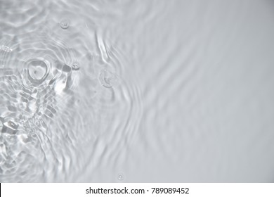 白い背景の上の波状の水