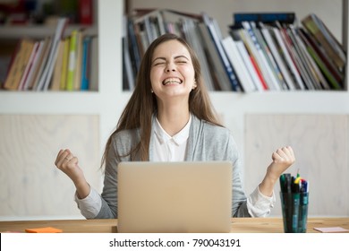 Una estudiante emocionada se siente eufórica celebrando en línea el resultado de éxito del éxito de la victoria, una mujer joven feliz por las buenas noticias por correo electrónico, motivada por una gran oferta o una nueva oportunidad, aprobado el examen, consiguió un trabajo