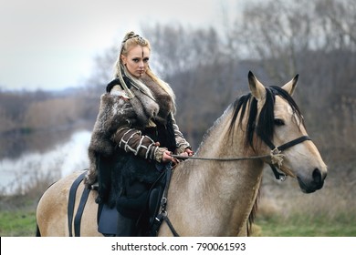 Nördliche Kriegerin. Porträt gefährliches, schönes skandinavisches Wikingerreitpferd mit Axt in der Hand, blondes Haar in traditioneller Kleidung mit Pelzkragen, Kriegsmake-up, Wald, eine Reihe von 8 Bildern