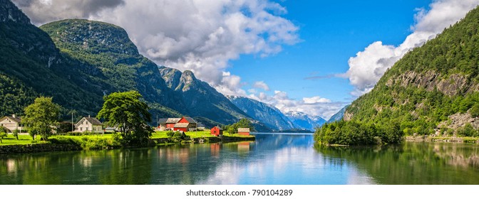 Increíble vista de la naturaleza con fiordos y montañas. Hermoso reflejo. Ubicación: Montañas Escandinavas, Noruega. Cuadro artístico. Mundo de la belleza. La sensación de total libertad