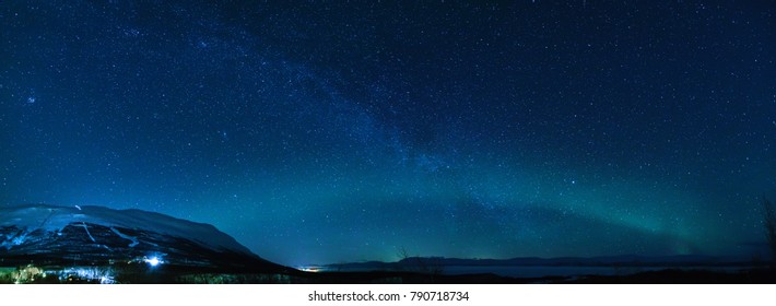 Panorama de invierno con el fenómeno de las luces de la Vía Láctea y el norte que comienza la Aurora Boreal en Laponia escandinavia.