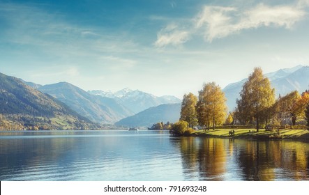 アルプスの美しい晴れた日。日光と完璧な空の下で秋の木々 とハイランド湖のワンダー ラスト ビュー。ツェル アム ゼー、オーストリア、ザルツブルク地方のアルプスとツェラー湖のある風景