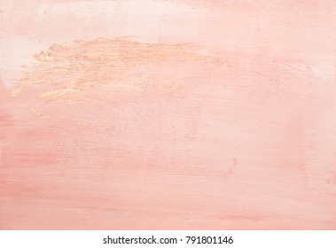 빛나는 금속성 황금색 붓놀림이 있는 아름다운 퇴색된 분홍색 추상 페인트 종이 배경 텍스처