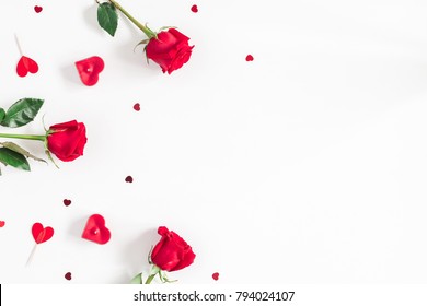 Composición de flores. Marco hecho de flores color de rosa, confeti sobre fondo blanco. Fondo del día de San Valentín. Plano, vista superior, espacio de copia.