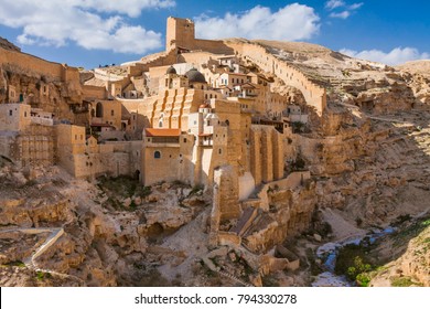 Israël - Palestina / Westelijke Jordaanoever - Bethlehem - Heilige Lavra van Saint Sabbas het geheiligde (Mar Saba) klooster op de muur van de Kidron-vallei in de woestijn van Judea