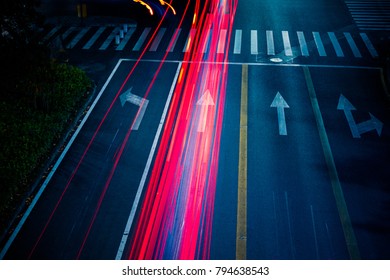 Autoverkehr in der Nacht. Bewegung verwischen