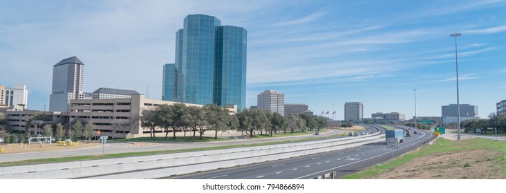 Vista del horizonte de Irving, Texas desde John Carpenter Freeway bajo el cielo azul de las nubes de invierno. Fondo de paisaje urbano y transporte. Estilo panorámico.