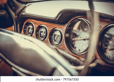 Retro auto, retro torpedo auto, vintage stuurwiel, houten, snelheidsmeter. Interieur van een klassieke Russische auto.