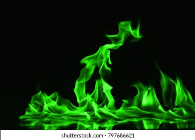 Api hijau api yang indah dengan latar belakang hitam.