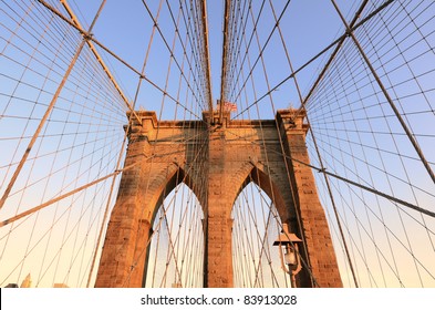 Pasarela en el puente de Brooklyn en la Ciudad de Nueva York.