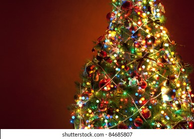 luces brillantes de un árbol de Navidad sobre fondo rojo