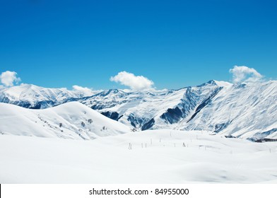 Hoge bergen onder de sneeuw in de winter