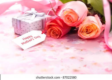 Bó hoa hồng và hộp quà tặng kèm thiệp chúc mừng ngày của mẹ