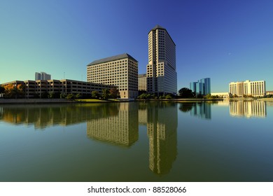 El centro de Las Colinas bañado por el sol de la tarde. Las Colinas es un suburbio de Dallas, Texas.