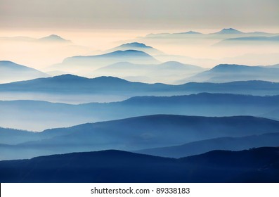 ルーマニアのカルパティア山脈の霧の風景