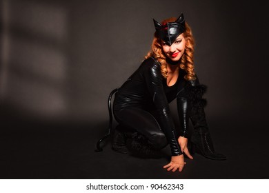 wanita menarik dalam imej kucing