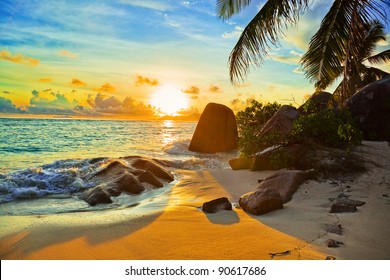 Pantai tropis saat matahari terbenam - latar belakang alam
