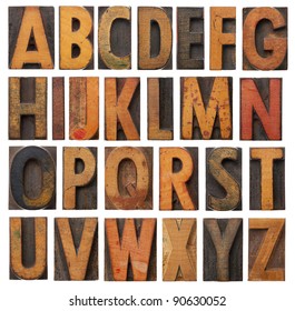 alfabet bahasa Inggris lengkap - kolase dari 26 blok cetak letterpress kayu vintage yang terisolasi, tergores dan diwarnai oleh patina tinta