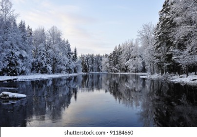 Schilderachtige rivier in de winter