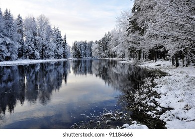 Schilderachtige rivier in de winter