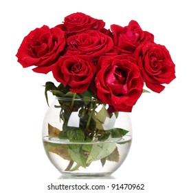 白で隔離される花瓶に美しい赤いバラ