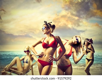 Phụ nữ xinh đẹp mặc bikini bên bờ biển