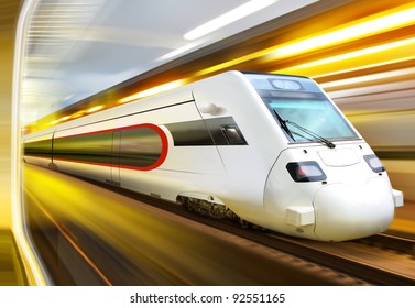 モーションブラー付きの超流線型の列車がトンネル内を走行