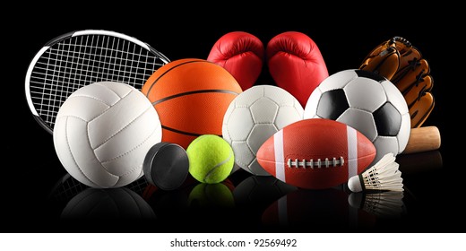 equipo deportivo y pelotas frente al fondo negro
