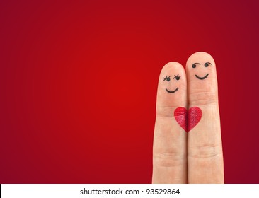 Ein glückliches verliebtes Paar mit gemaltem Smiley