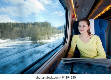 電車で旅行する若い女性