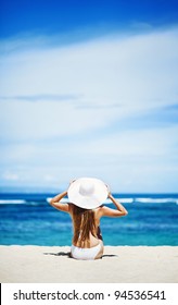 Mladá kaukazská žena na pláži, bali