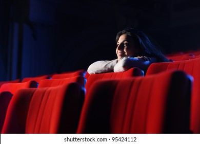 einen Film im Kino ansehen: Porträt eines hübschen Mädchens in einem Kino